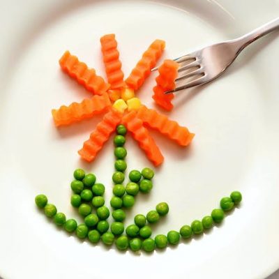 Plate with peas & carotts forming a flower